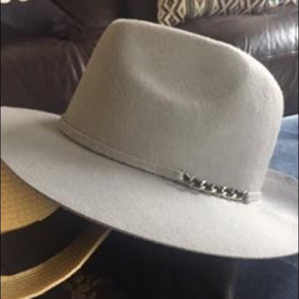 Grey hat with seamless rim and pewter detail